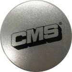 cms kapseli, hopeinen, musta logo, 57mm
